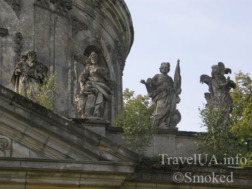 статуи на крыше, Подгорцы, костел святого Иосифа, усыпальница Жевусских, базилика